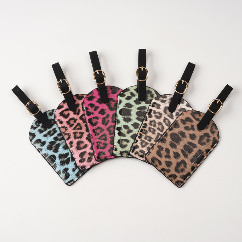 Travel Accessories Luggage Straps - ป้ายติดกระเป๋าเดินทางลายเสือดาวแฟชั่นสำหรับผู้หญิงผู้ชาย ทำจากหนัง PU พร้อมสายปรับได้ อุปกรณ์เสริมสำหรับการเดินทาง