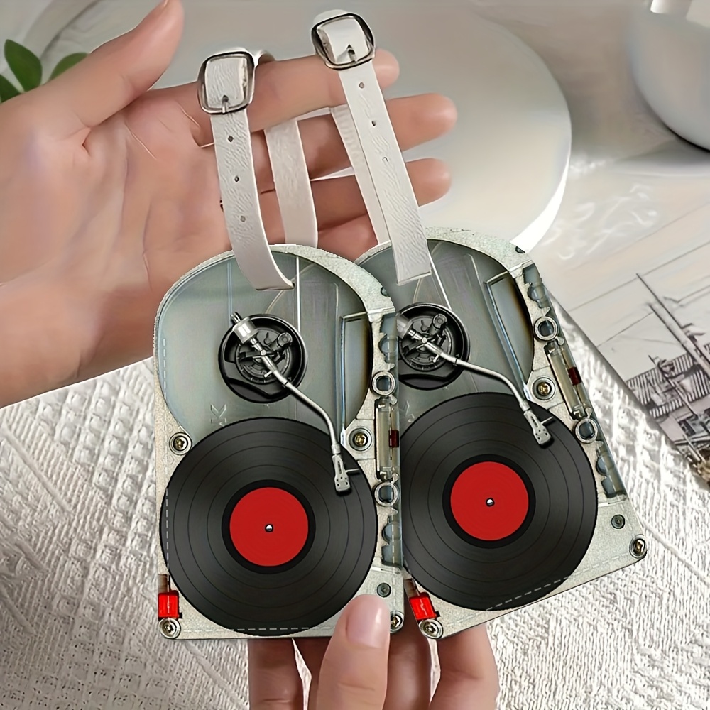 Travel Accessories Luggage Straps - ป้ายติดกระเป๋าเดินทางลายเครื่องเล่นแผ่นเสียงไวนิลวินเทจ ทำจาก PU ป้องกันการสูญหาย พร้อมสายคล้องถอดได้ เหมาะสำหรับสนามบิน
